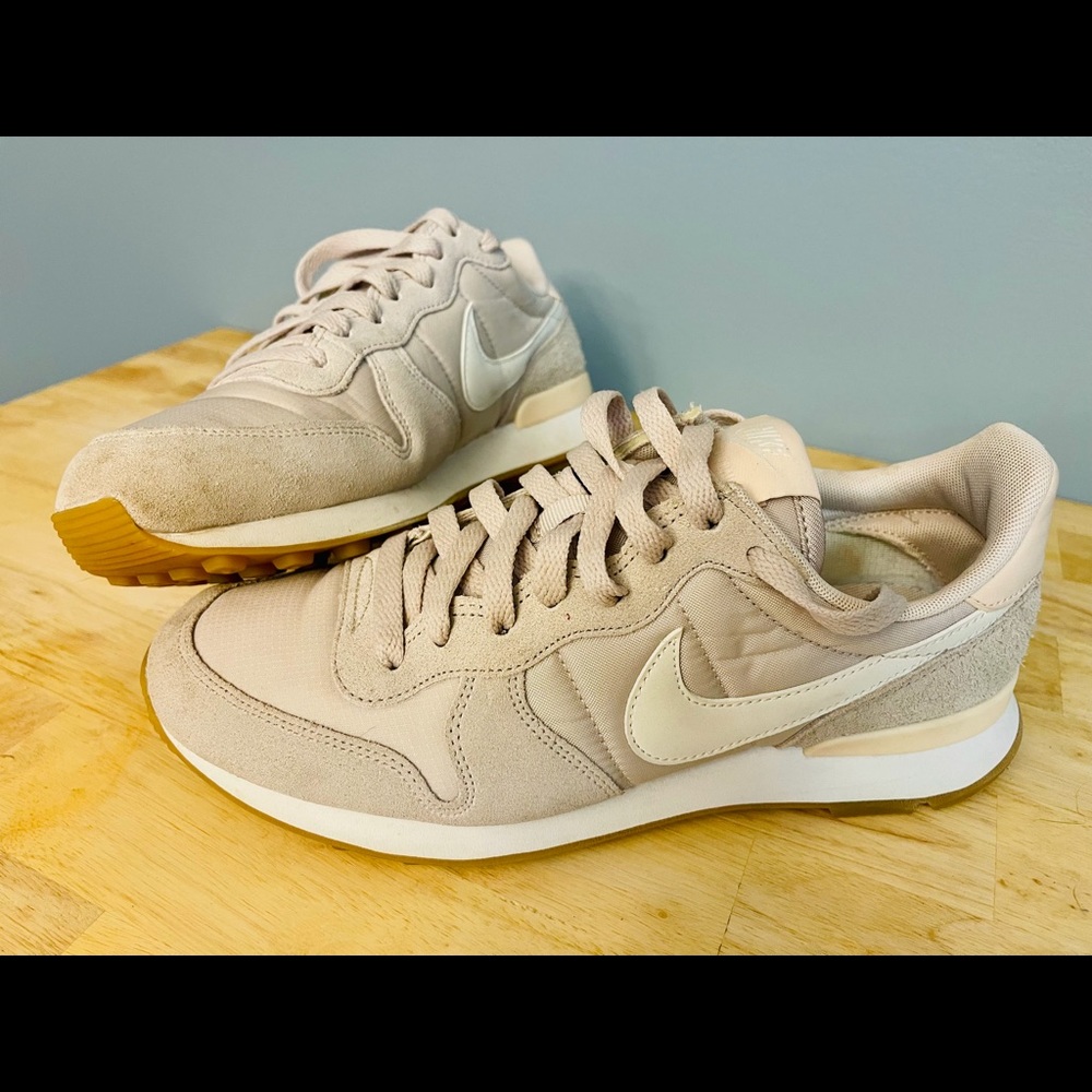 Like NEW Nike Internationalist size 8